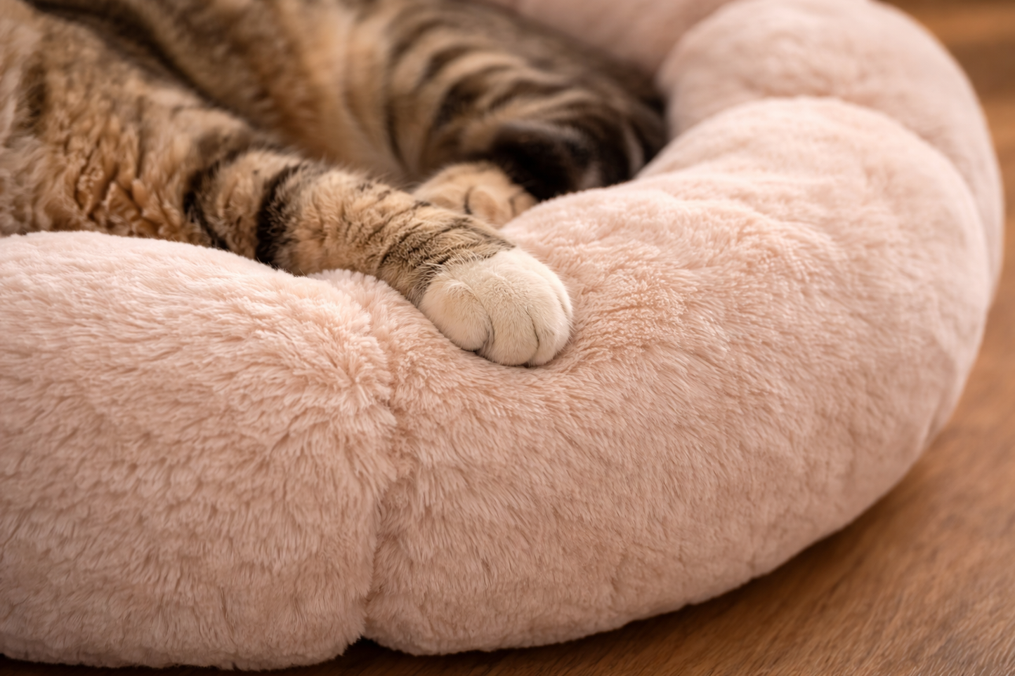 Détail coussin pour chat LUMA en peluche ultra douce, texture moelleuse avec rebords épais pour un confort maximal