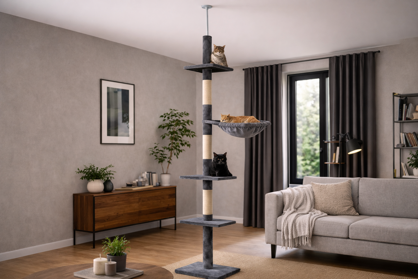 arbre à chat sol plafond gris avec plateformes et chats dans salon moderne cosy lumineux