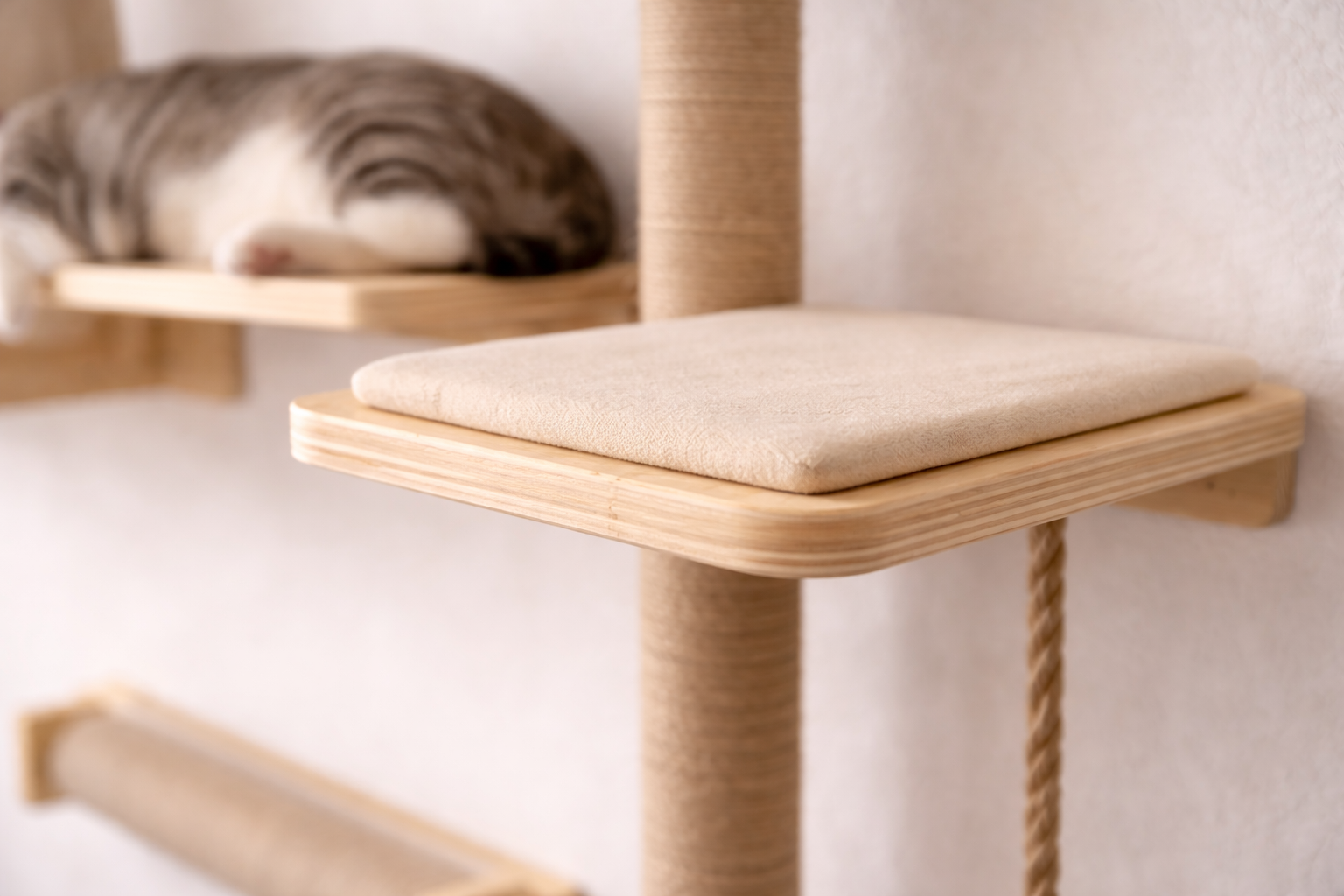 Détail plateforme coussinée d’un arbre à chat mural en bois avec poteau griffoir en sisal
