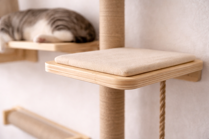 Détail plateforme coussinée d’un arbre à chat mural en bois avec poteau griffoir en sisal